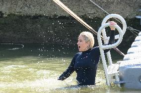 Paris 2024 - CNN Journalist Mellissa Bell Swims In The Seine River - Paris