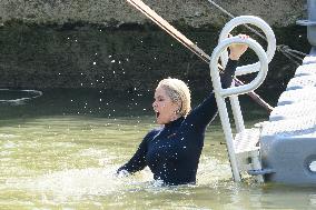 Paris 2024 - CNN Journalist Mellissa Bell Swims In The Seine River - Paris