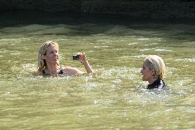 Paris 2024 - CNN Journalist Mellissa Bell Swims In The Seine River - Paris