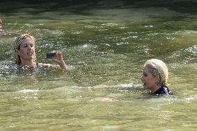 Paris 2024 - CNN Journalist Mellissa Bell Swims In The Seine River - Paris