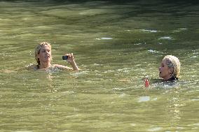 Paris 2024 - CNN Journalist Mellissa Bell Swims In The Seine River - Paris