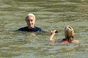 Paris 2024 - CNN Journalist Mellissa Bell Swims In The Seine River - Paris