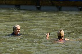 Paris 2024 - CNN Journalist Mellissa Bell Swims In The Seine River - Paris