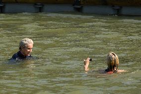 Paris 2024 - CNN Journalist Mellissa Bell Swims In The Seine River - Paris