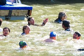 (SP)FRANCE-PARIS-SEINE RIVER-MAYOR-SWIMMING