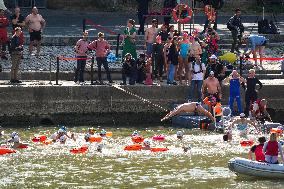 (SP)FRANCE-PARIS-SEINE RIVER-MAYOR-SWIMMING