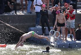 (SP)FRANCE-PARIS-SEINE RIVER-MAYOR-SWIMMING