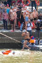 (SP)FRANCE-PARIS-SEINE RIVER-MAYOR-SWIMMING