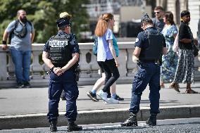 Police reinforcement in Paris FA