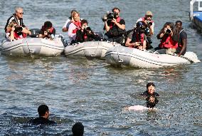 Paris 2024 - Anne Hidalgo And Tony Estanguet Swim In The Seine - Paris