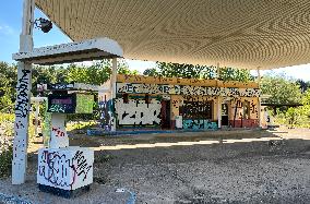 Abandoned gas stations in Catalonia