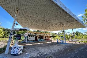 Abandoned gas stations in Catalonia