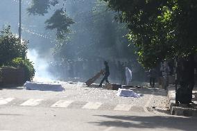 Police Shoot Tear Gas At Student Protesters - Dhaka