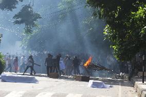 Police Shoot Tear Gas At Student Protesters - Dhaka