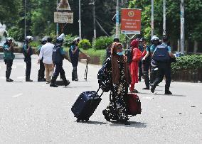 Police Shoot Tear Gas At Student Protesters - Dhaka