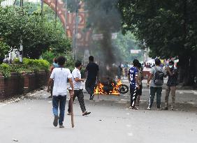 Police Shoot Tear Gas At Student Protesters - Dhaka