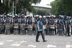 Police Shoot Tear Gas At Student Protesters - Dhaka