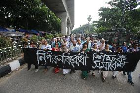 Police Shoot Tear Gas At Student Protesters - Dhaka