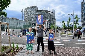 Lobbycontrol Nina Katzemich Protests At Parliament - Strasbourg