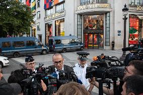 Police Officer Injured In Knife Attack - Paris