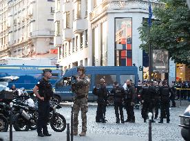 Police Officer Injured In Knife Attack - Paris