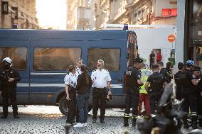 Police Officer Injured In Knife Attack - Paris