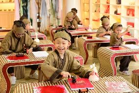 Children Experience Traditional Rubbing Techniques - China