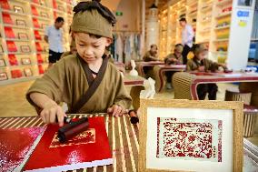 Children Experience Traditional Rubbing Techniques - China