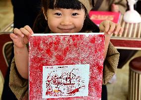 Children Experience Traditional Rubbing Techniques - China