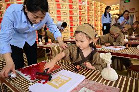 Children Experience Traditional Rubbing Techniques - China