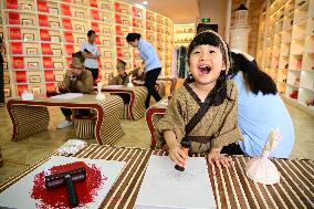 Children Experience Traditional Rubbing Techniques - China