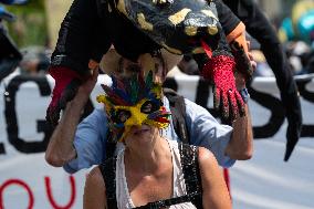 Large Mobilization Against The Mega-basins Near Poitiers And The Firing Of Tear Gas Started A Fire