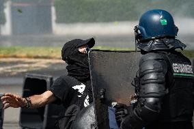 Demonstration In La Rochelle Against Mega-basins: Clashes Between Black Blocs And Police