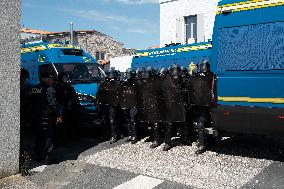 Demonstration In La Rochelle Against Mega-basins: Clashes Between Black Blocs And Police