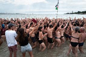 Demonstration In La Rochelle Against Mega-basins: Clashes Between Black Blocs And Police