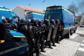 Demonstration In La Rochelle Against Mega-basins: Clashes Between Black Blocs And Police