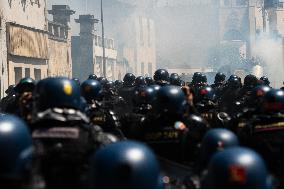 Demonstration In La Rochelle Against Mega-basins: Clashes Between Black Blocs And Police