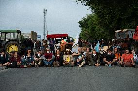 Demonstration In La Rochelle Against Mega-basins: Clashes Between Black Blocs And Police