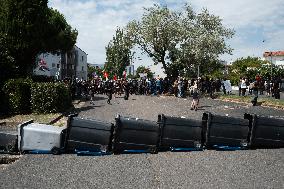 Demonstration In La Rochelle Against Mega-basins: Clashes Between Black Blocs And Police