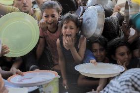 Children Struggle For Food Aid - Gaza