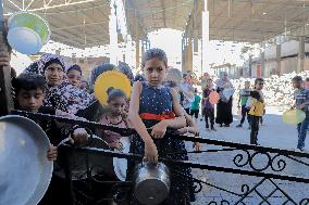 Children Struggle For Food Aid - Gaza
