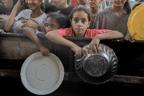 Children Struggle For Food Aid - Gaza