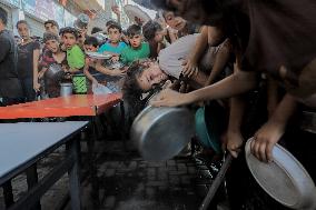 Children Struggle For Food Aid - Gaza