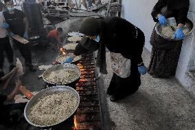 Children Struggle For Food Aid - Gaza