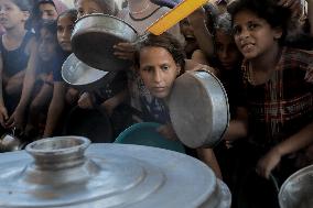 Children Struggle For Food Aid - Gaza
