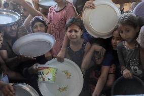 Children Struggle For Food Aid - Gaza