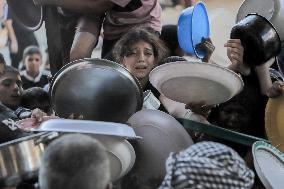 Children Struggle For Food Aid - Gaza