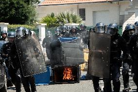 Demonstration In La Rochelle Against Mega-basins: Clashes Between Black Blocs And Police