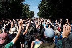 Demonstration In La Rochelle Against Mega-basins: Clashes Between Black Blocs And Police