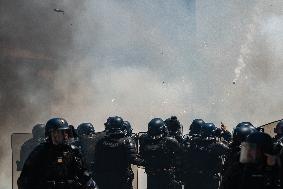 Demonstration In La Rochelle Against Mega-basins: Clashes Between Black Blocs And Police